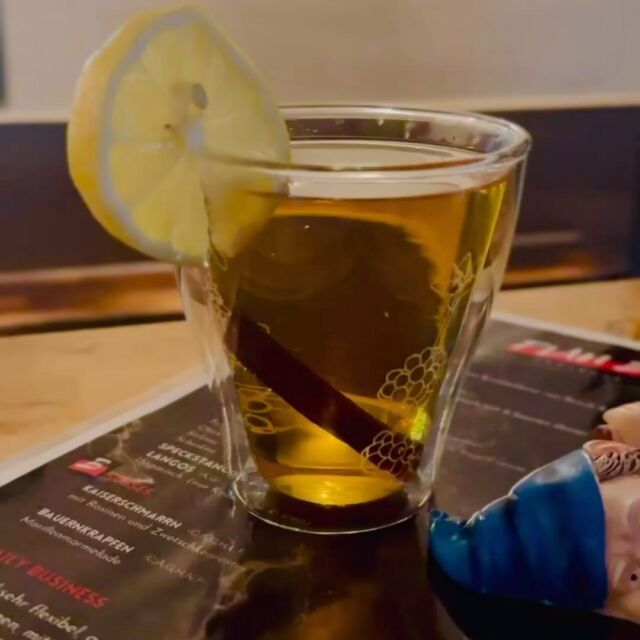 🍏 Malibu-Apfelpunsch 🍏Der wird euch umhauen! 😍Ab morgen bei uns – die Punsch-Saison ist eröffnet!Kommt vorbei und gönnt euch diesen winterlichen Drink. ❄️🍹#MalibuApfelpunsch #Winterdrinks #planbsnackbar #reisenberg